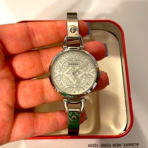 WOMENS SILVER FOSSIL WATCH
